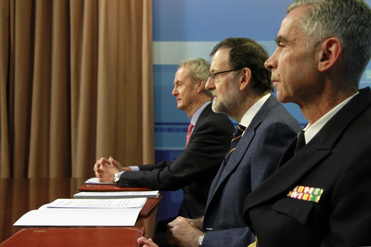 24/12/2014. Rajoy felicita a las tropas españolas en el extranjero. El presidente del Gobierno, Mariano Rajoy, acompañado del ministro de De...